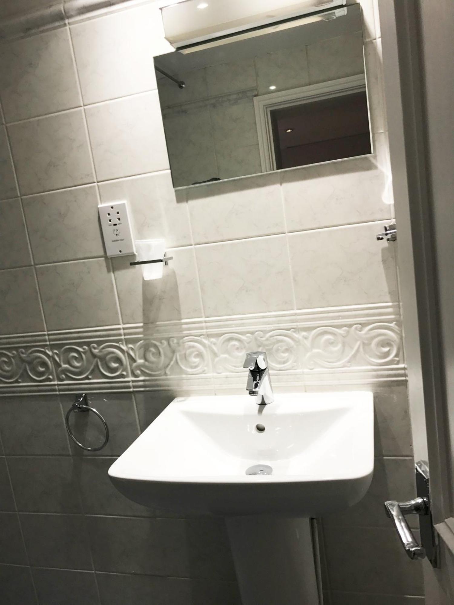 Gidea Park Hotel Romford Room photo